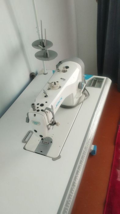 F3 tikuv mashinasi sotiladi ahvoli juda yahshi yangi