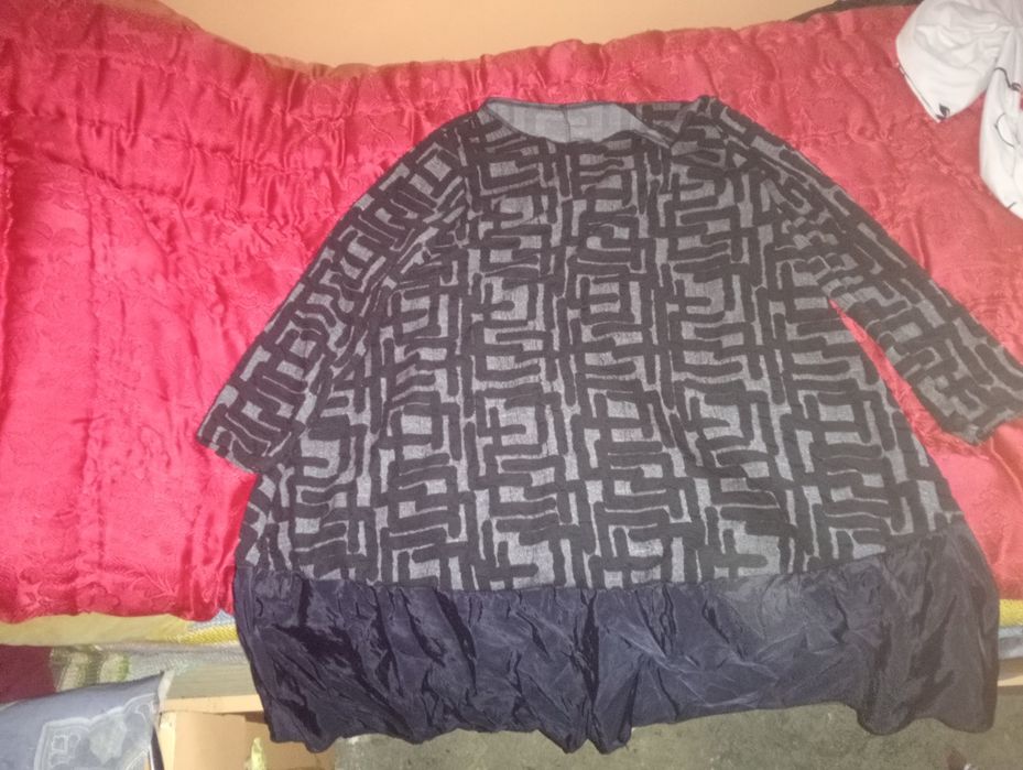 Vând haine . Folosite o dată