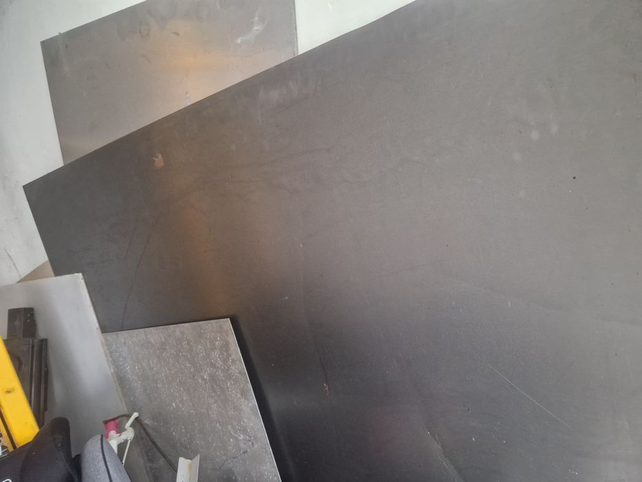 Vand 2 buc tablă de 3000x1500x1,5 si tablă decapată la fășii de 3m,2m,