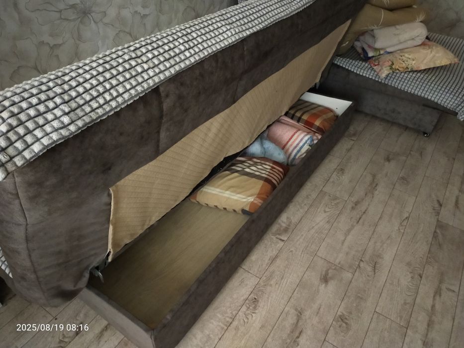 Диван с атаманкой на колесиках.