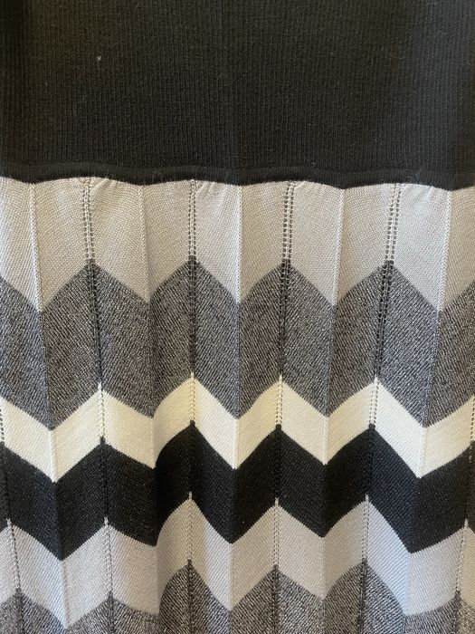 Rochie alb cu argintiu si negru