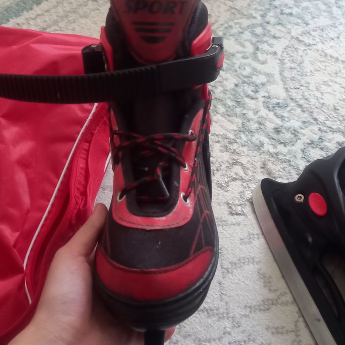 коньки красного цвета