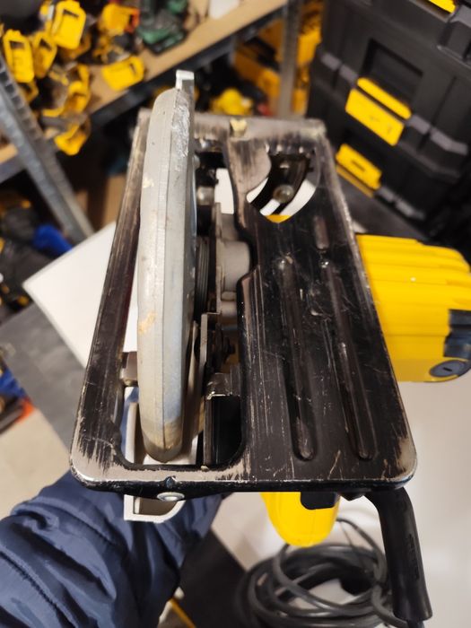 Коледна цена ръчен циркуляр Девалт DeWALT DWE560 184mm