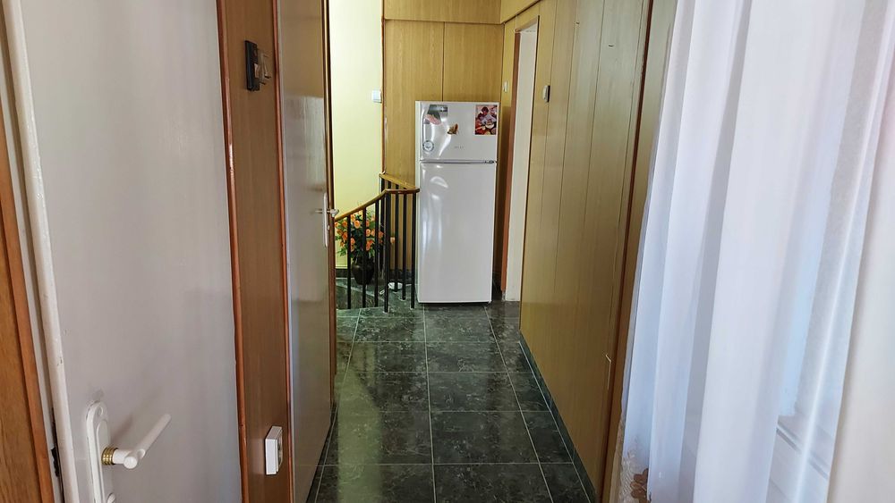 Под НАЕМ, КЪЩА, Идеален Център