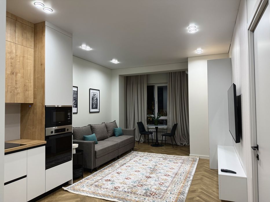 Евродвушка напротив Нурлы-тау