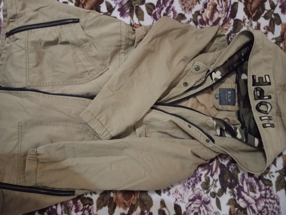 Продам на девочку верхнию одежду