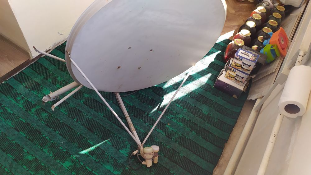 Спутниковая антенна с конвертером и кронштейном