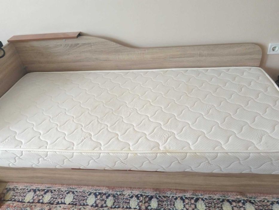 Еденично легло с повдигащ матрак