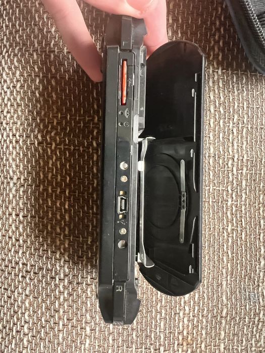 Продавам psp с 4 игри