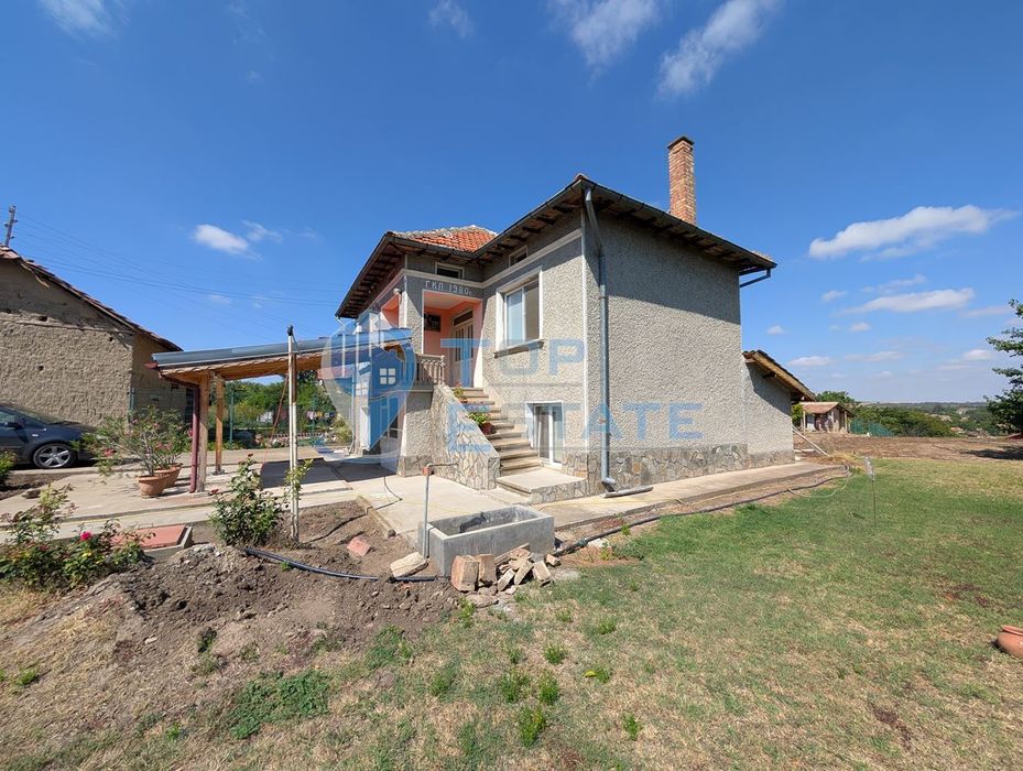 Двуетажна къща след ремонт в село Караисен