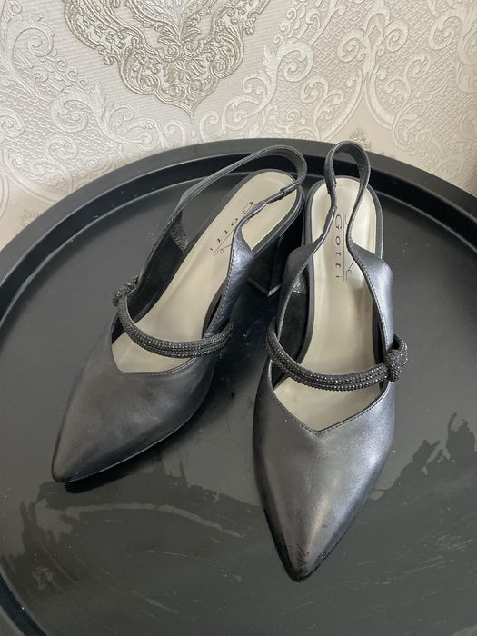 Продам туфли 39 рр, кожа,  с стразами