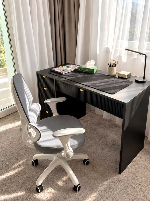 Birou modern negru cu fronturi riflate și scaun ergonomic copii