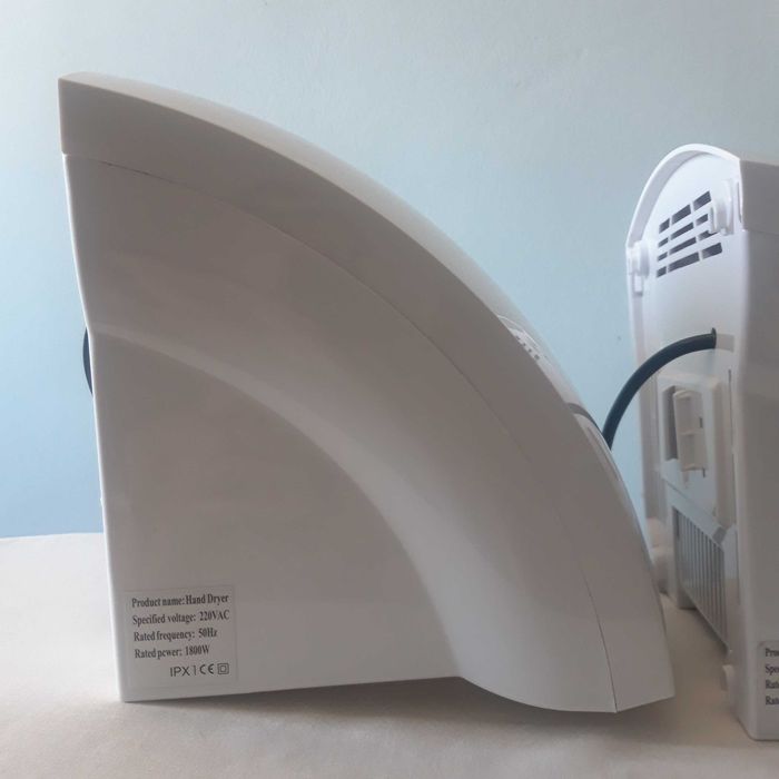 Сушилка для рук в туалете б/у