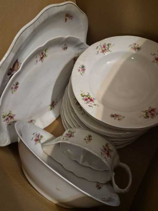 Set farfurii 2 platouri, 4 intinse, 5 putin adanci, 4 adanci, 1 castron mare, 1 solnita si  1 sosiera