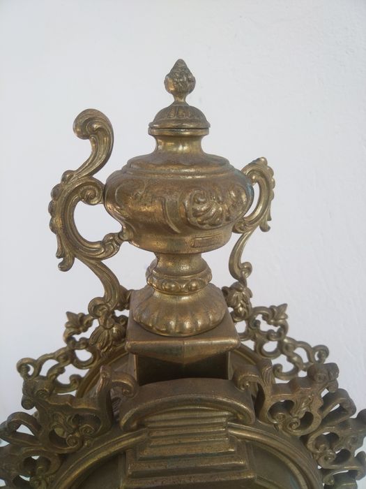 Продавам страхотен антикварен колекционерски бронзов каминен часовник.