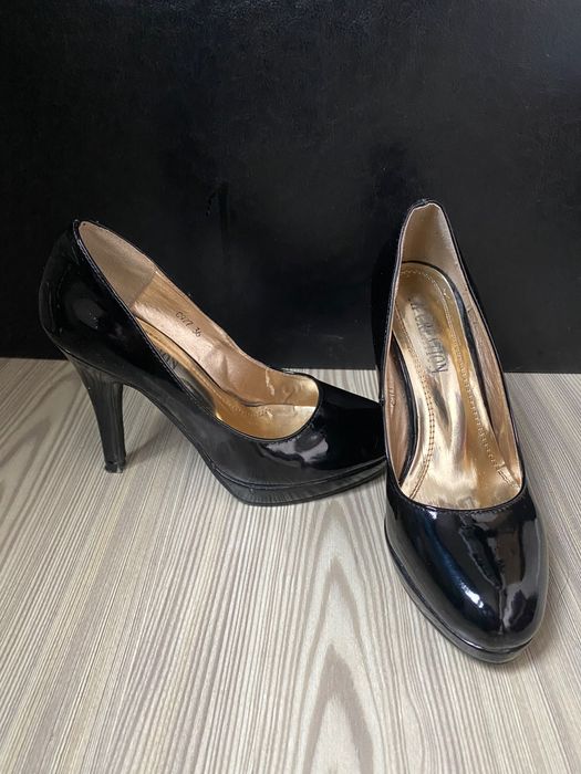 Дамски лачени черни обувки на ток, н-р 36