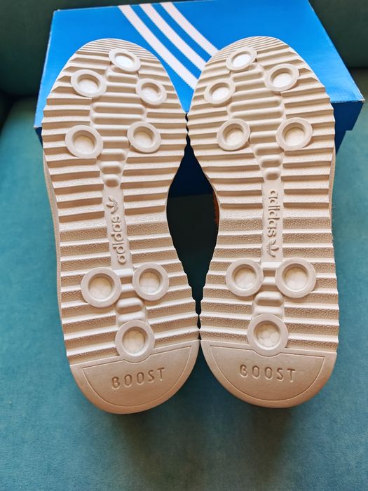 Маратонки Adidas .