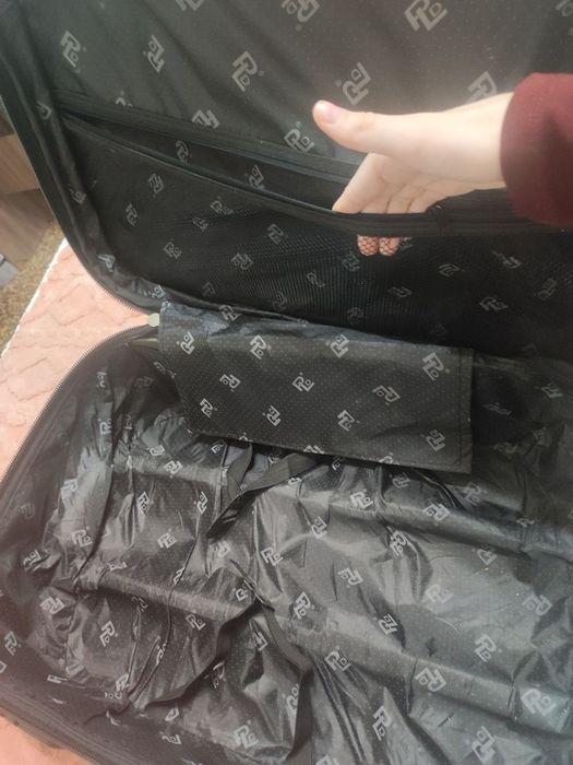 Продам чемодан черный