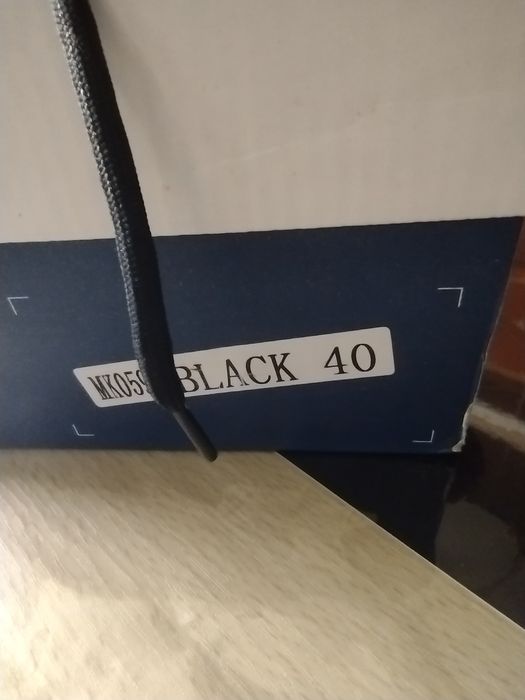 Vând adidași negri noi cu eticheta