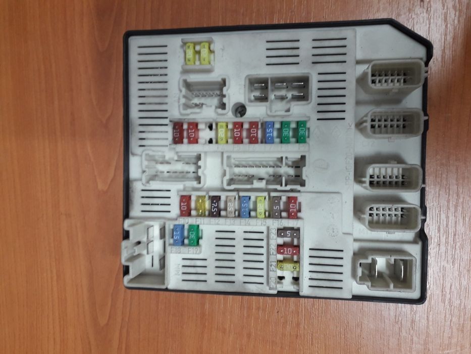 Tablou sigurante  borna baterie renault megane 3 scenic 3 fluence