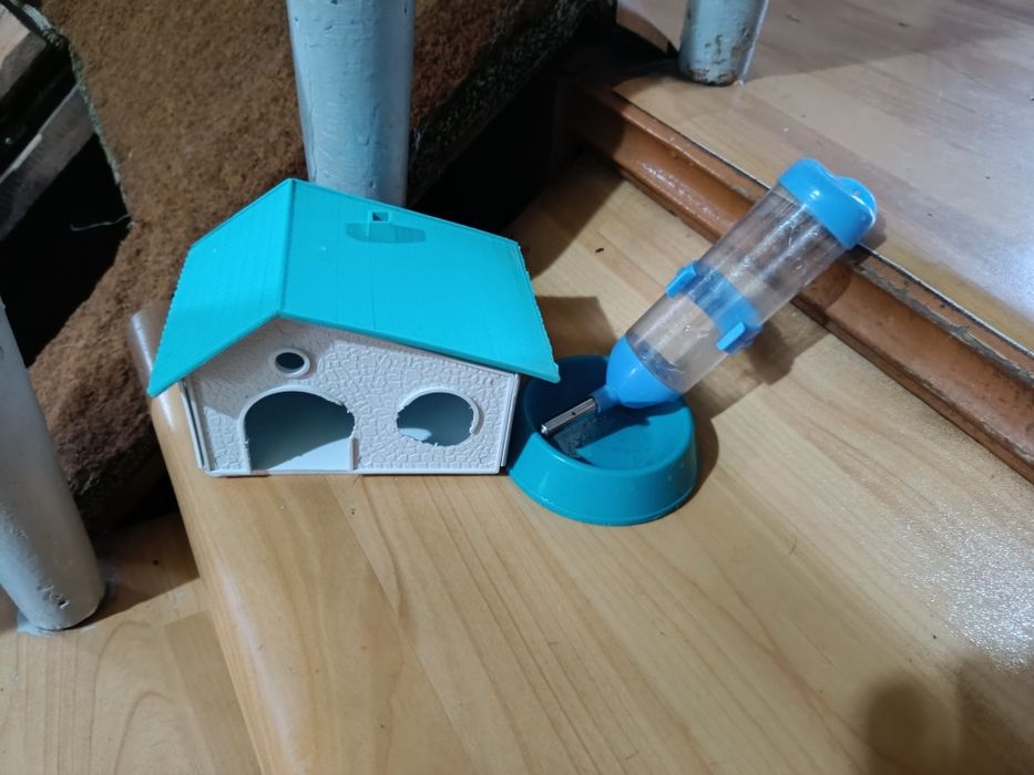 Домик и чашка и поилка