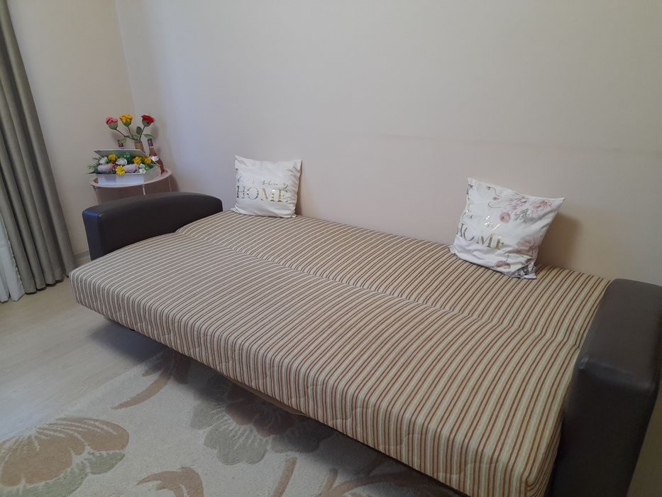 Canapea extensibilă bej cu inserții piele + ladă lenjerie