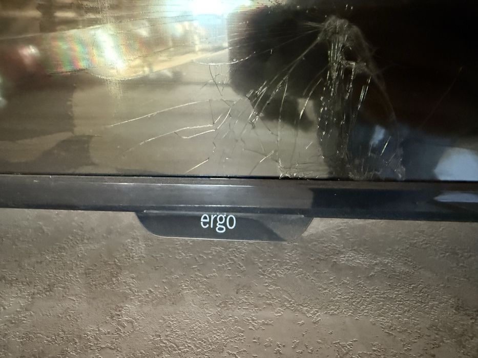 Продам жк телевизор треснутый