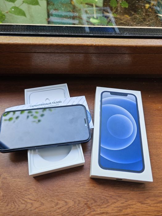 Продам оригинальный iPhone 12 на 64 ГБ в классическом черном цвете.