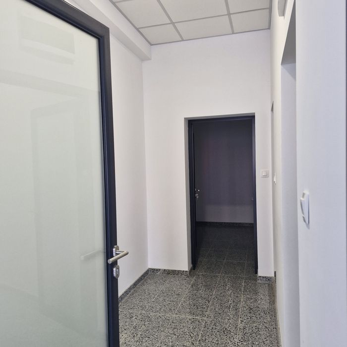 Давам под наем търговско помещение