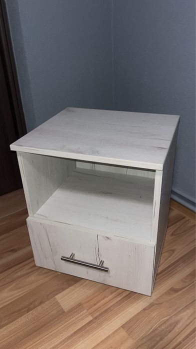 Noptieră modernă, stare foarte bună