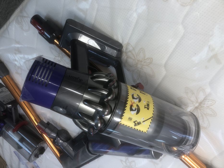 Dyson model v10 aspirator vertical