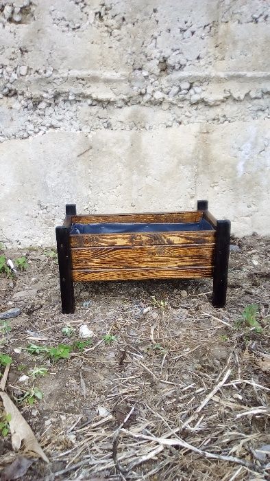 Дървени саксии (кашпи) за растения и сандъче за цветя