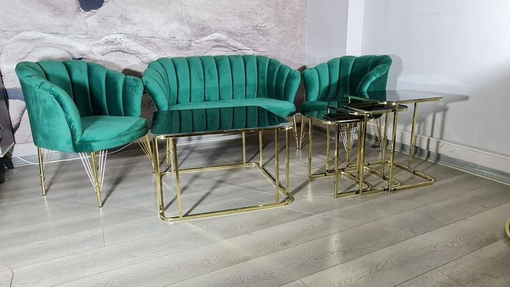 Комплект двуместно канапе и две кресла  303€