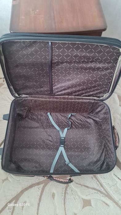 Продам два чемоданы