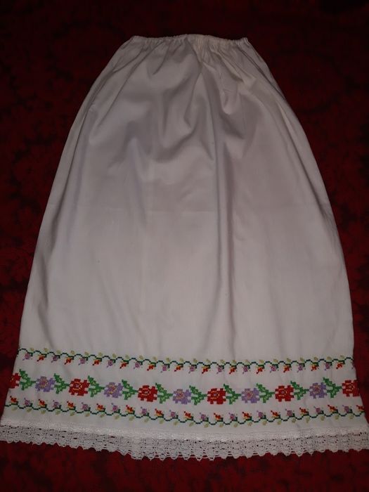 Poale costum popular