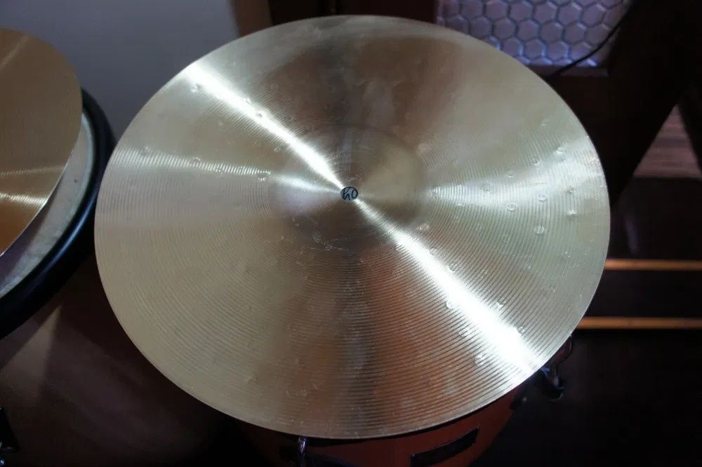 O pereche de cinele hi-hat (fuscinele)fara inscriptie de 14"