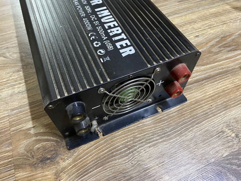 Автомобильный инвертор 2000