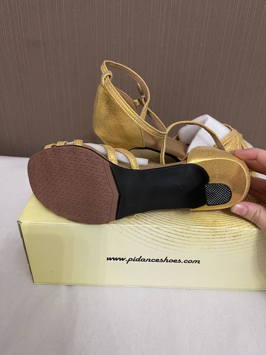 Обувки за спортни танци