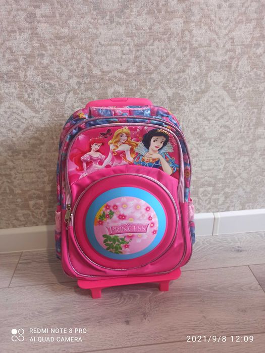 Рюкзак на колесиках для девочки.