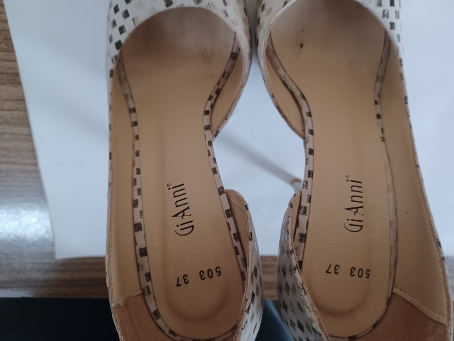 Два чифта дамски обувки, с високи токове за обща цена 20 лв.