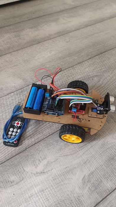 Kit masina Arduino cu senzor ultrasonic proiect