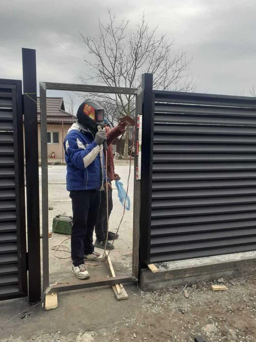 Garduri si porti din panou stil jaluzele, sipca metalica, tabla cutata, plasa bordurata, fier forjat, BCA si alte modele disponibile
