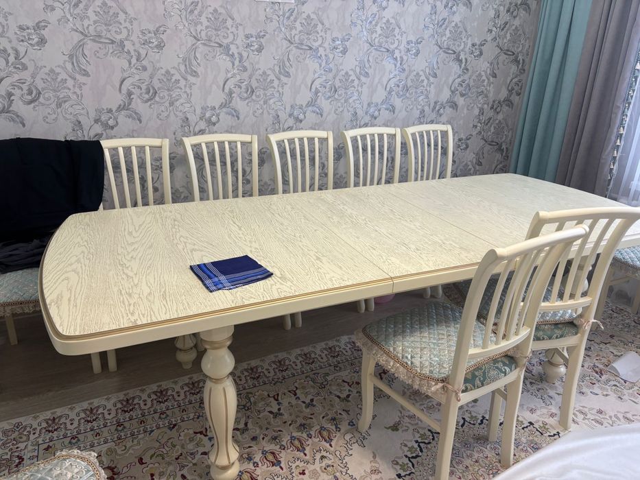Стол для гостинной