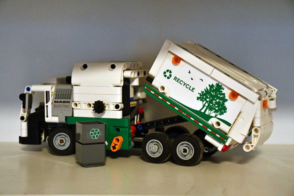 LEGO Technic 42167 - Боклукчийски камион Mack® LR Electric