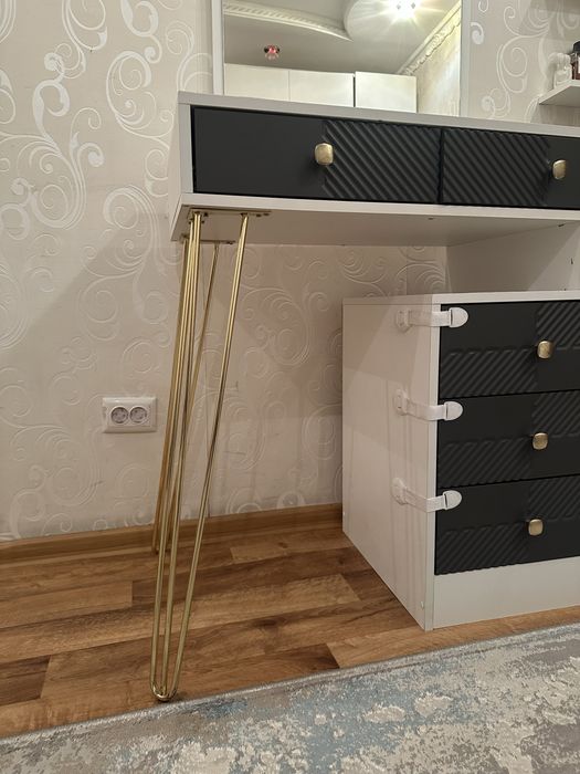 Туалетный столик с зеркалом