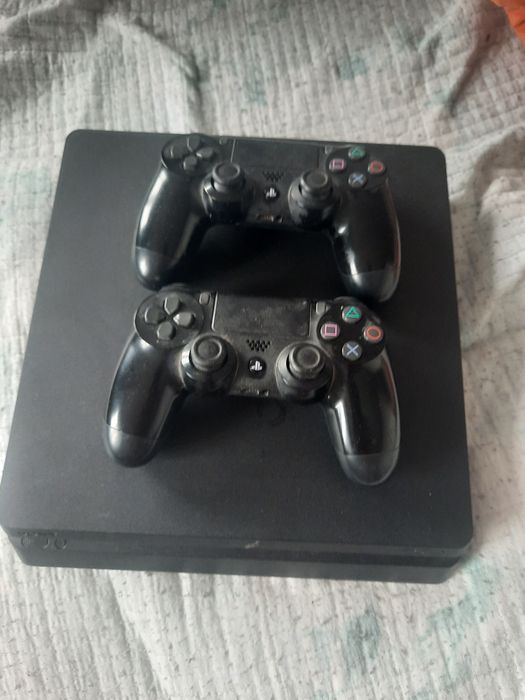 Продам игровую приставку PS4