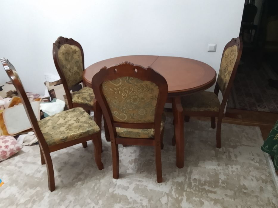 Срочно продам  стол и стулья