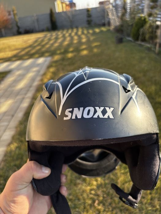 Vand casca si skiuri