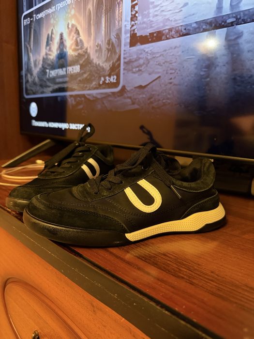 Кроссовки женские