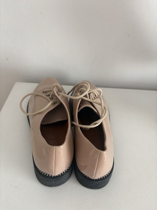 Papuci eleganți bej